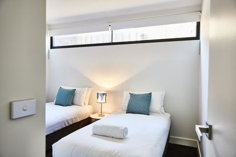 3-Bed House With Rooftop And Parking Near Yarra Park - Accommodation Search 3