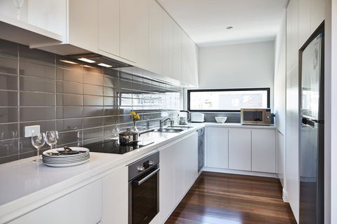 3-Bed House With Rooftop And Parking Near Yarra Park - Accommodation Search 2