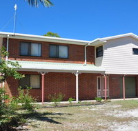 31 Bombala Crescent - Two storey home with covered outdoor deck fully fenced backyard. Pet friendly - Accommodation Search
