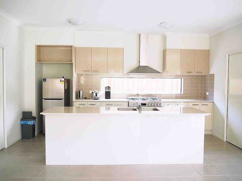 4 Bed 2 And A Half Bath Luxury Villa In Point Cook - Accommodation Search 1