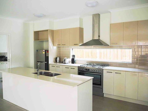 4 Bed 2 And A Half Bath Luxury Villa In Point Cook - Accommodation Search 3
