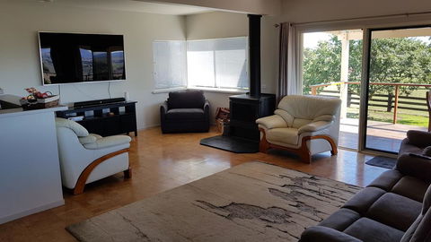 505 CONROD STRAIGHT MOUNT PANORAMA - Accommodation Search 3