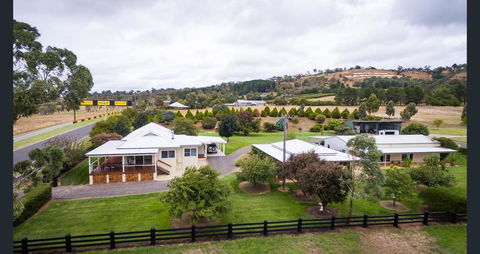 505 CONROD STRAIGHT MOUNT PANORAMA - Accommodation Search 1