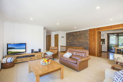 57 Carroll Ave Mollymook Beach - Relaxed Homely Retreat - Accommodation Search 2