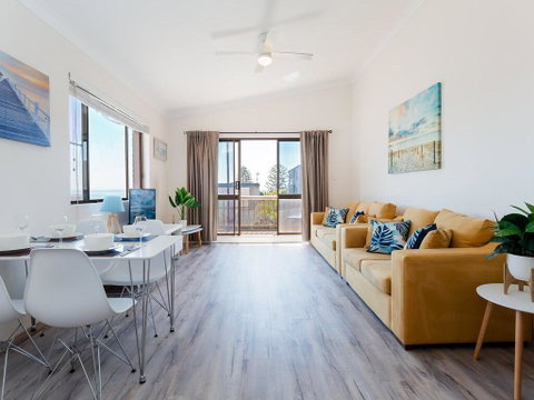 6 'Bahia', 47 Ronald Avenue - Fantastic Location With Filtered Water Views - Accommodation Search 3
