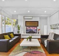 6 Bedroom Beautiful and Comfy Family House - Accommodation Search