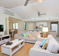 6 Orania Court - Rainbow Shores Absolutely gorgeous beach side property within 200 metres walk to the beach - Accommodation Search