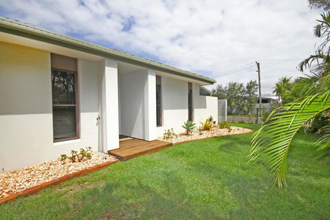 6 Petrie Ave, Marcoola, Pet Friendly, Linen Supplied - Accommodation Search 1