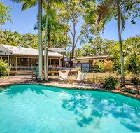 8 Satinwood Drive - Rainbow Shores Architecturally Designed Pool Walk to Beach - Accommodation Search