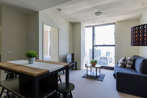 A Cozy CBD Suite With Spectacular City Views - Accommodation Search 0
