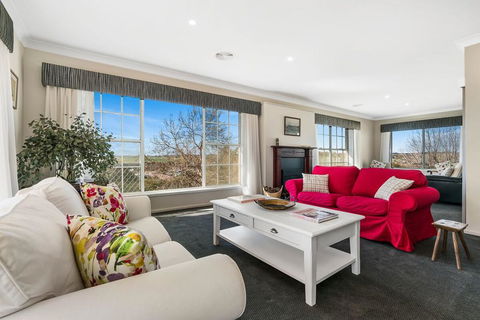 A House With A View, Molong. NSW - Accommodation Search 3