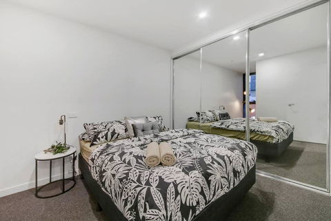 A Modern 2BR Apt, 5-min Walk To Melbourne Central - Accommodation Search 1