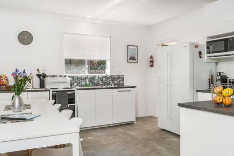 A SWEET ESCAPE - Carefree Beach Home - Accommodation Search 1