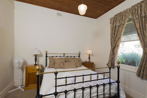 Abaleen House - Accommodation Search 1