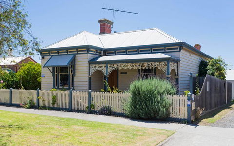 Abaleen House - Accommodation Search 0