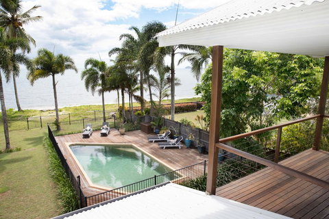 ABSOLUTE BEACHFRONT BLISS @ NEWELL BEACH - Accommodation Search 0