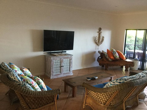 ABSOLUTE BEACHFRONT BLISS @ NEWELL BEACH - Accommodation Search 3