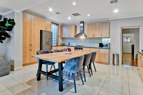 Adelaide 4 Bedroom House With Pool - Accommodation Search 2