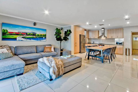 Adelaide 4 Bedroom House With Pool - Accommodation Search 0