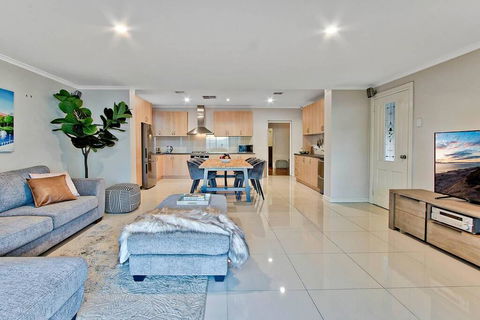 Adelaide 4 Bedroom House With Pool - Accommodation Search 3