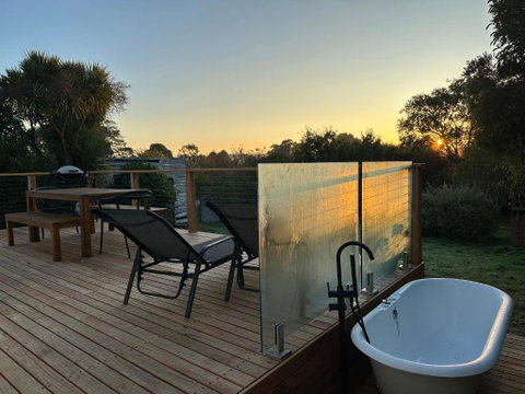 Enjoy A Renovated Retreat With Outdoor Bath - Accommodation Search 0