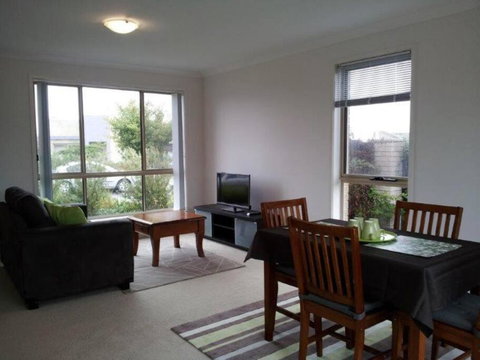 Entire 2BR Sunny House @Franklin, Canberra - Accommodation Search 0