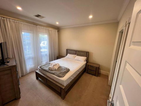 Executive Villa Close To CBD With Spa - Accommodation Search 1