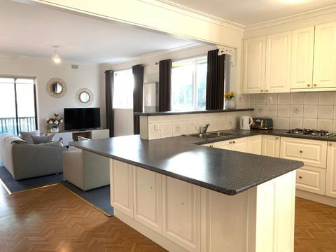 Family Home In Prime Location Melbourne - Accommodation Search 4