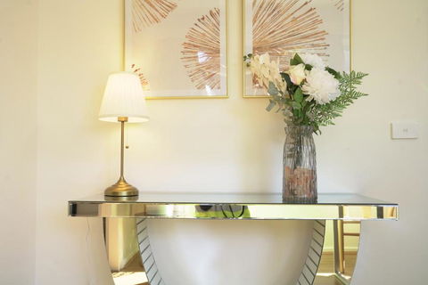 Family Home In Prime Location Melbourne - Accommodation Search 1