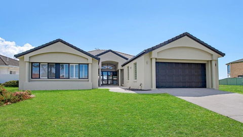 FLOATING ON THE CANALS - 80 COMMODORE CRES - Accommodation Search 0