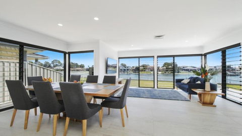 FLOATING ON THE CANALS - 80 COMMODORE CRES - Accommodation Search 1