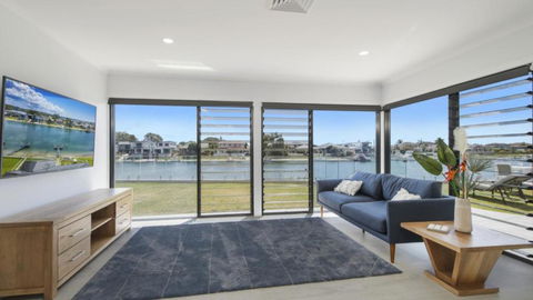 FLOATING ON THE CANALS - 80 COMMODORE CRES - Accommodation Search 2