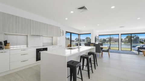 FLOATING ON THE CANALS - 80 COMMODORE CRES - Accommodation Search 4