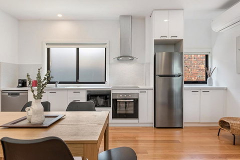 Gorgeous 3-Bed House With Spacious Shared Backyard - Accommodation Search 2