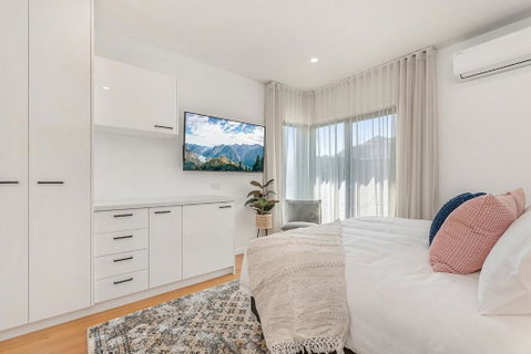 Gorgeous 3-Bed House With Spacious Shared Backyard - Accommodation Search 3