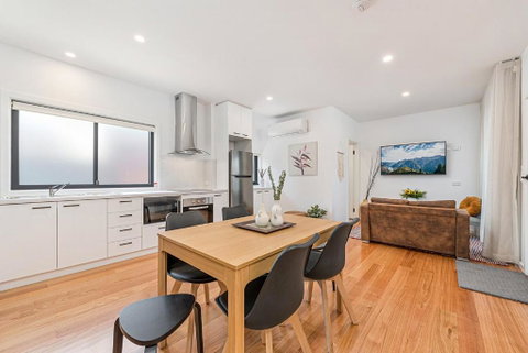 Gorgeous 3-Bed House With Spacious Shared Backyard - Accommodation Search 1