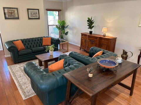 Grand Retreat In Peaceful Street - Accommodation Search 0