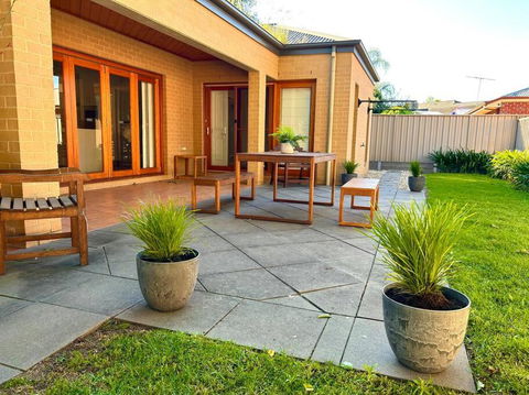 Grand Retreat In Peaceful Street - Accommodation Search 1