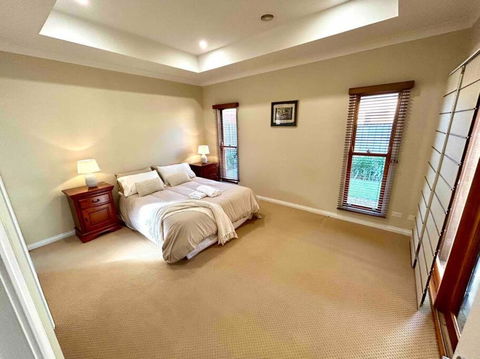 Grand Retreat In Peaceful Street - Accommodation Search 3