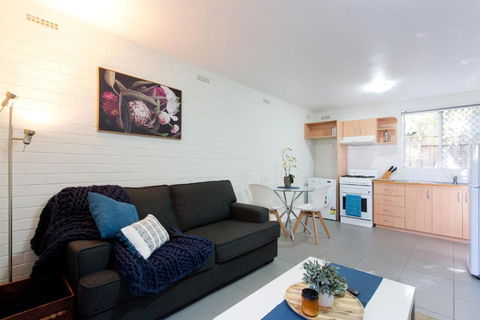 Hensman 5 - 1BRM Unit With Courtyard & Parking - Accommodation Search 0
