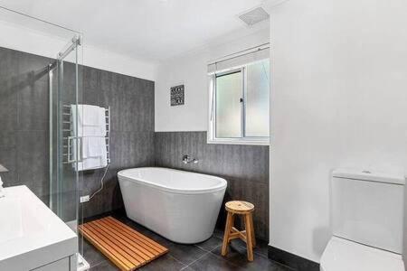 Hidden Bay Retreat-5 Bed- 15min To Hobart - Accommodation Search 0