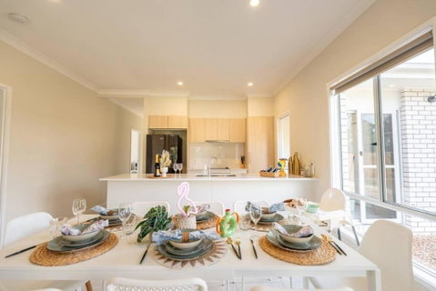 Hidden Woodland Paradise, Spacious Backyard & BBQ - 2024 New Built Home Near Logan Hospital, Ikea & More - Accommodation Search 2