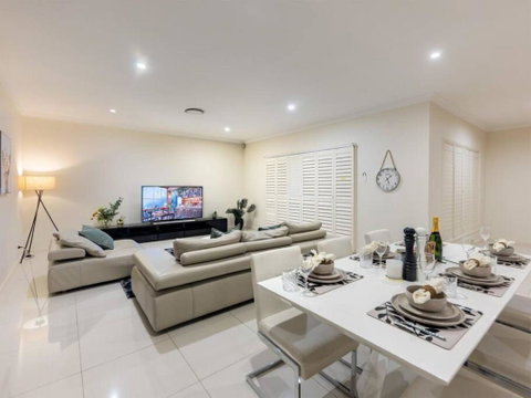 Home Away From Home Grand Family Mansion - Accommodation Search 1