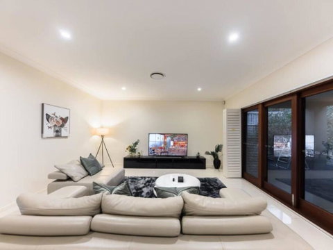 Home Away From Home Grand Family Mansion - Accommodation Search 3