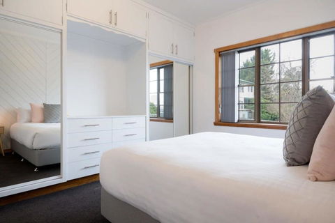 Homely Abode - Near City With Parking - Accommodation Search 2