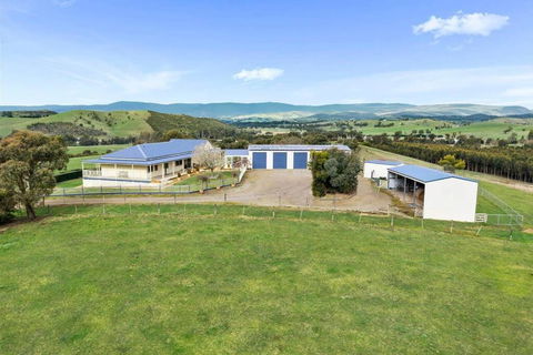IRONBARK FARM Farmhouse On 52 Acres In The Scenic Yarra Valley - Accommodation Search 1