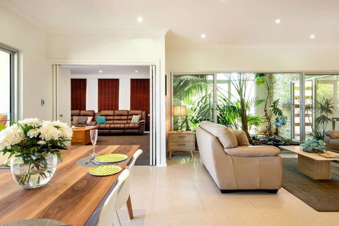 Adelphi Waterfront 2 Bedroom Ground Floor Home - Accommodation Search 2