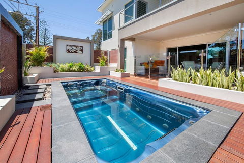 Adelphi Waterfront 2 Bedroom Ground Floor Home - Accommodation Search 1
