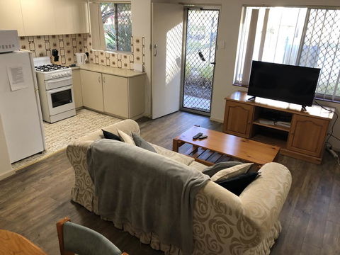 Affordable Comfortable Inglewood Apartment+Pool - Accommodation Search 3