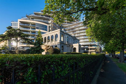 Albert Park City View Stylish 1 Bedroom Apartment - Accommodation Search 0